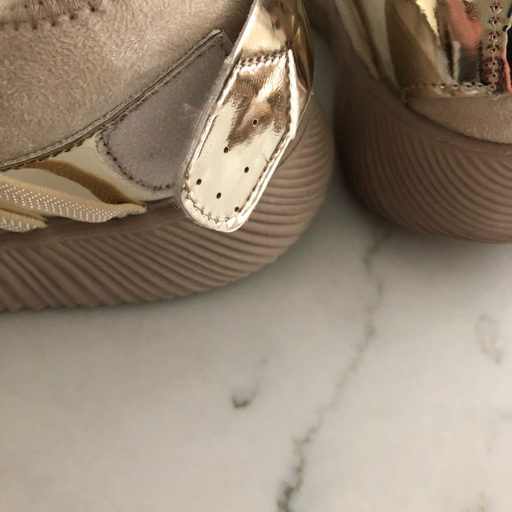 Sneaker - Picture 3 of 4